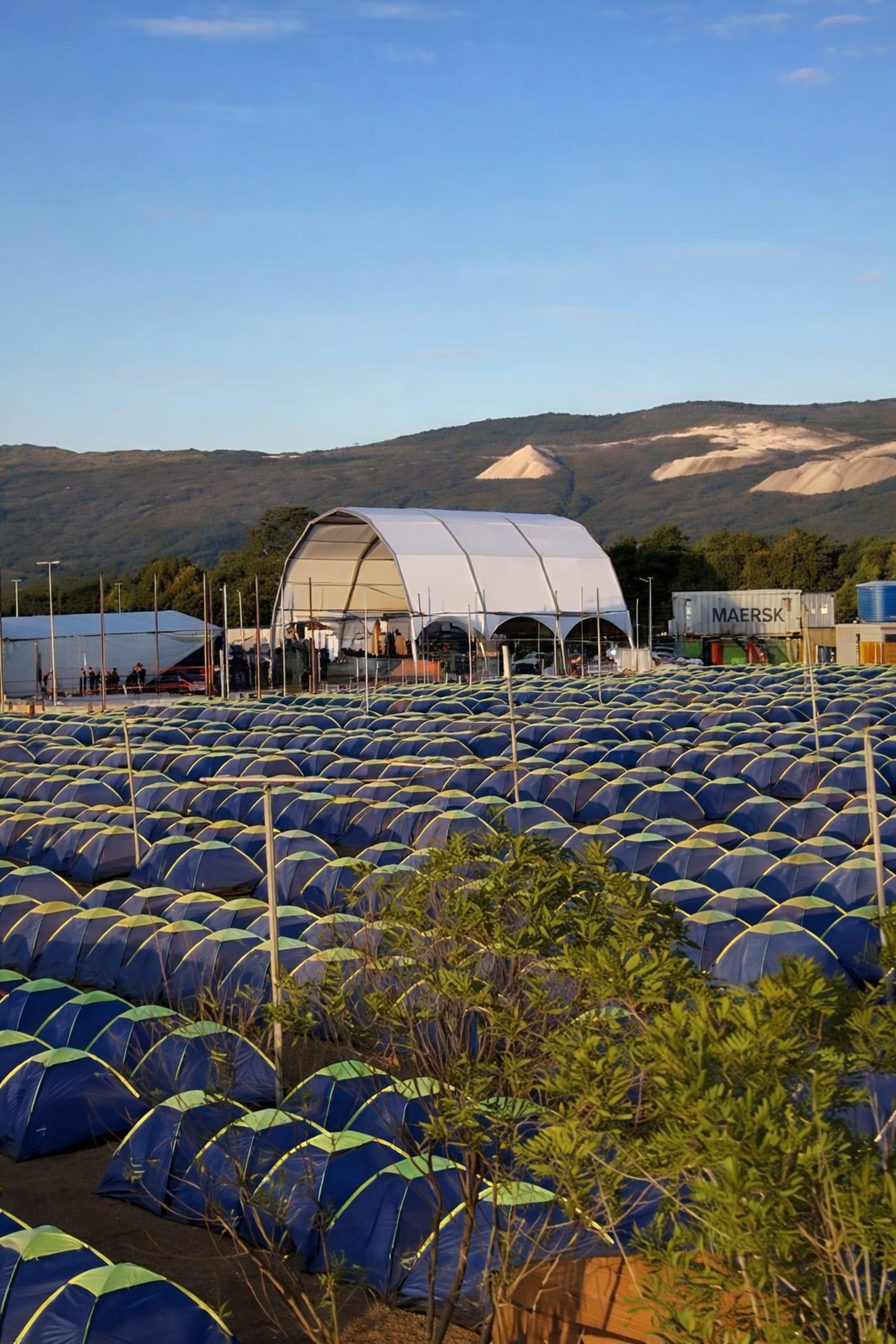 Vista aérea das barracas do STL Valley organizadas com conforto e estrutura completa no camping oficial do festival