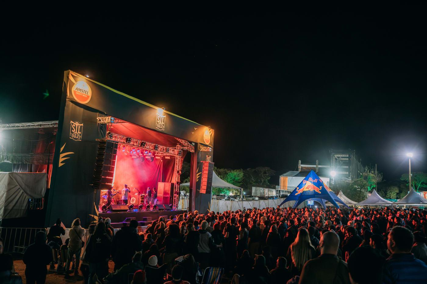Palco do STL Valley iluminado à noite com show exclusivo, público curtindo a música e a energia do festival