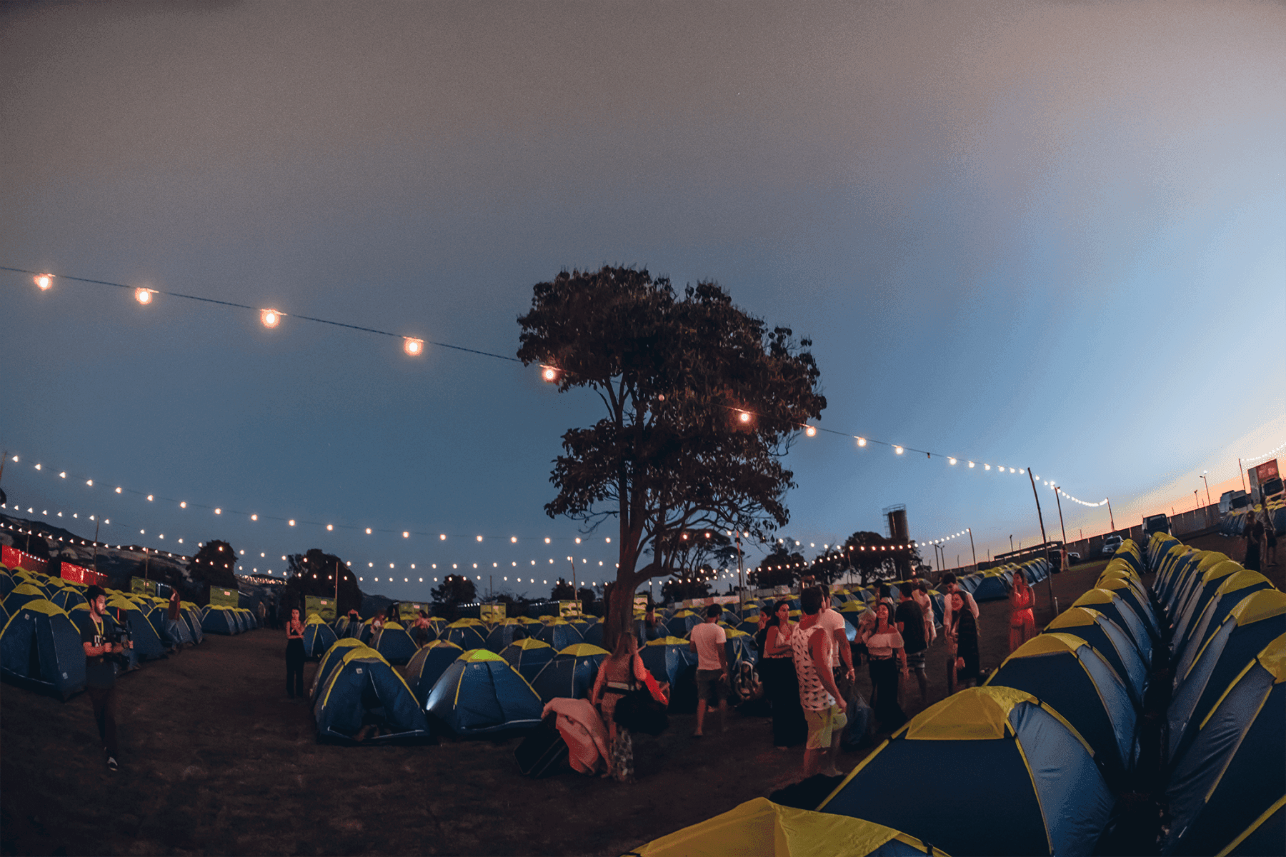 Vista panorâmica do camping STL Valley com barracas ao entardecer