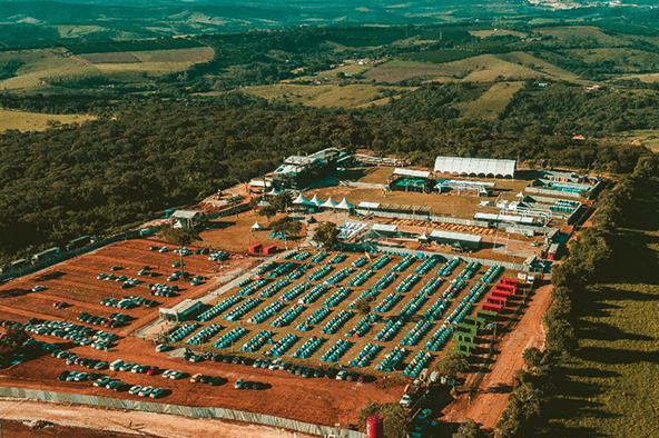 Vista aérea do STL Valley mostrando estacionamento, tendas e área do evento